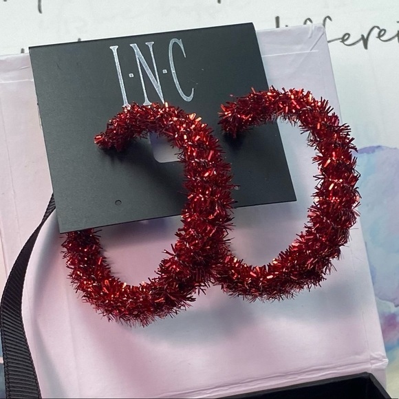 NWT INTERNATIONAL CONCEPTS GOLD TONE MEDIUM RED TINSEL HOOP EARRINGS - Picture 4 of 6